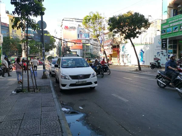 Ho Chi Minh Şehri, Vietnam - 15 Aralık 2019: Vietnam 'ın en büyük şehri olan ho chi minh şehrindeki birçok aracın yoğun sokak görüntüsü.