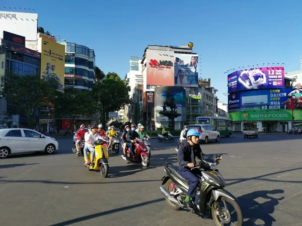 胡志明市 2019年12月15日 越南最大城市胡志明市大量车辆行驶的繁忙街道景观 — 图库照片