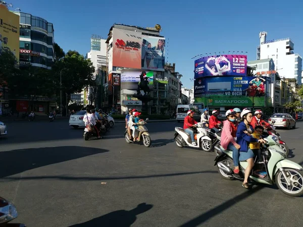 胡志明市 2019年12月15日 越南最大城市胡志明市大量车辆行驶的繁忙街道景观 — 图库照片