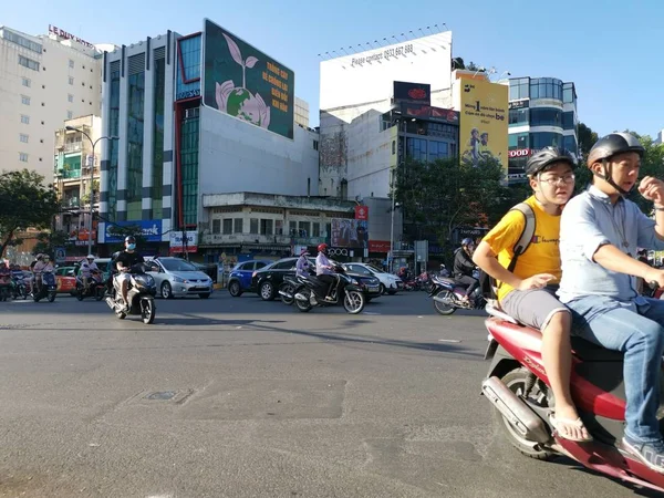 ベトナムホーチミン市 2019年12月15日 ホーチミン市での車の動きの多くの忙しい街の景色 ベトナム最大の都市 — ストック写真