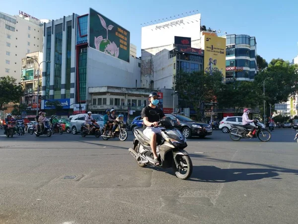 Ho Chi Minh Şehri, Vietnam - 15 Aralık 2019: Vietnam 'ın en büyük şehri olan ho chi minh şehrindeki birçok aracın yoğun sokak görüntüsü.