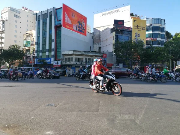 Ho Chi Minh Şehri, Vietnam - 15 Aralık 2019: Vietnam 'ın en büyük şehri olan ho chi minh şehrindeki birçok aracın yoğun sokak görüntüsü.