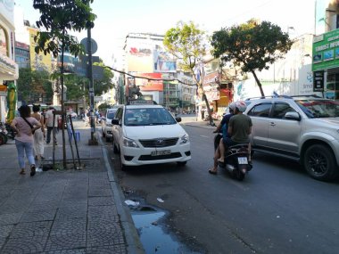 Ho Chi Minh Şehri, Vietnam - 15 Aralık 2019: Vietnam 'ın en büyük şehri olan ho chi minh şehrindeki birçok aracın yoğun sokak görüntüsü.