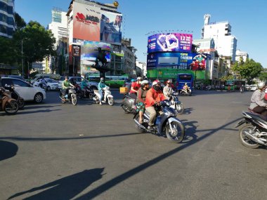 Ho Chi Minh Şehri, Vietnam - 15 Aralık 2019: Vietnam 'ın en büyük şehri olan ho chi minh şehrindeki birçok aracın yoğun sokak görüntüsü.