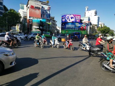 Ho Chi Minh Şehri, Vietnam - 15 Aralık 2019: Vietnam 'ın en büyük şehri olan ho chi minh şehrindeki birçok aracın yoğun sokak görüntüsü.