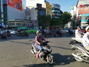 Ho Chi Minh Şehri, Vietnam - 15 Aralık 2019: Vietnam 'ın en büyük şehri olan ho chi minh şehrindeki birçok aracın yoğun sokak görüntüsü.