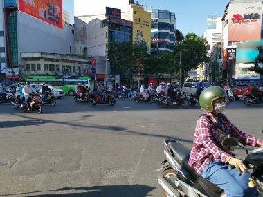 Ho Chi Minh Şehri, Vietnam - 15 Aralık 2019: Vietnam 'ın en büyük şehri olan ho chi minh şehrindeki birçok aracın yoğun sokak görüntüsü.