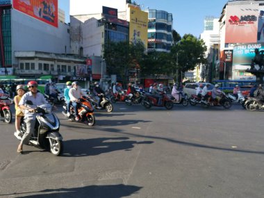 Ho Chi Minh Şehri, Vietnam - 15 Aralık 2019: Vietnam 'ın en büyük şehri olan ho chi minh şehrindeki birçok aracın yoğun sokak görüntüsü.