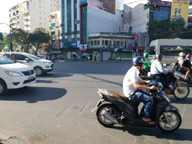 Ho Chi Minh Şehri, Vietnam - 15 Aralık 2019: Vietnam 'ın en büyük şehri olan ho chi minh şehrindeki birçok aracın yoğun sokak görüntüsü.