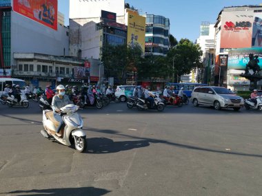 Ho Chi Minh Şehri, Vietnam - 15 Aralık 2019: Vietnam 'ın en büyük şehri olan ho chi minh şehrindeki birçok aracın yoğun sokak görüntüsü.