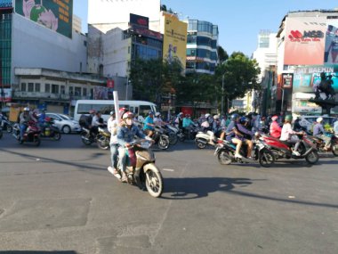 Ho Chi Minh Şehri, Vietnam - 15 Aralık 2019: Vietnam 'ın en büyük şehri olan ho chi minh şehrindeki birçok aracın yoğun sokak görüntüsü.