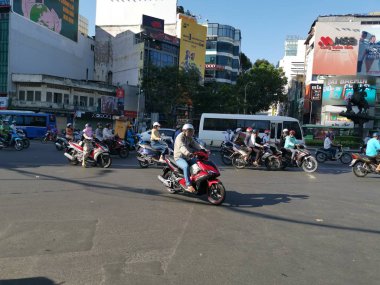 Ho Chi Minh Şehri, Vietnam - 15 Aralık 2019: Vietnam 'ın en büyük şehri olan ho chi minh şehrindeki birçok aracın yoğun sokak görüntüsü.