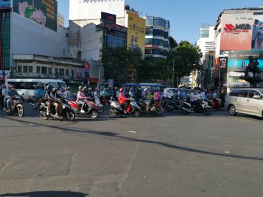 Ho Chi Minh Şehri, Vietnam - 15 Aralık 2019: Vietnam 'ın en büyük şehri olan ho chi minh şehrindeki birçok aracın yoğun sokak görüntüsü.