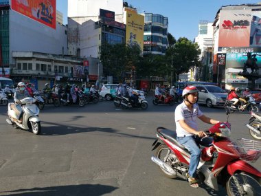 Ho Chi Minh Şehri, Vietnam - 15 Aralık 2019: Vietnam 'ın en büyük şehri olan ho chi minh şehrindeki birçok aracın yoğun sokak görüntüsü.