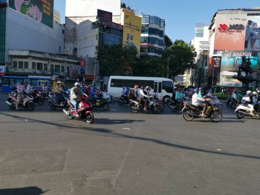 Ho Chi Minh Şehri, Vietnam - 15 Aralık 2019: Vietnam 'ın en büyük şehri olan ho chi minh şehrindeki birçok aracın yoğun sokak görüntüsü.