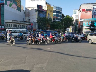 Ho Chi Minh Şehri, Vietnam - 15 Aralık 2019: Vietnam 'ın en büyük şehri olan ho chi minh şehrindeki birçok aracın yoğun sokak görüntüsü.