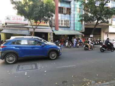 Ho Chi Minh Şehri, Vietnam - 15 Aralık 2019: Vietnam 'ın en büyük şehri olan ho chi minh şehrindeki birçok aracın yoğun sokak görüntüsü.