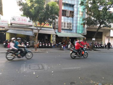 Ho Chi Minh Şehri, Vietnam - 15 Aralık 2019: Vietnam 'ın en büyük şehri olan ho chi minh şehrindeki birçok aracın yoğun sokak görüntüsü.
