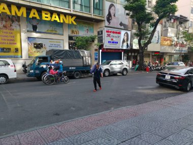 Ho Chi Minh Şehri, Vietnam - 15 Aralık 2019: Vietnam 'ın en büyük şehri olan ho chi minh şehrindeki birçok aracın yoğun sokak görüntüsü.