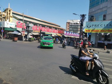 Ho Chi Minh Şehri, Vietnam - 15 Aralık 2019: Vietnam 'ın en büyük şehri olan ho chi minh şehrindeki birçok aracın yoğun sokak görüntüsü.