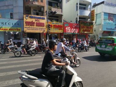 Ho Chi Minh Şehri, Vietnam - 15 Aralık 2019: Vietnam 'ın en büyük şehri olan ho chi minh şehrindeki birçok aracın yoğun sokak görüntüsü.