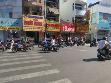 Ho Chi Minh Şehri, Vietnam - 15 Aralık 2019: Vietnam 'ın en büyük şehri olan ho chi minh şehrindeki birçok aracın yoğun sokak görüntüsü.