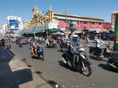 Ho Chi Minh Şehri, Vietnam - 15 Aralık 2019: Vietnam 'ın en büyük şehri olan ho chi minh şehrindeki birçok aracın yoğun sokak görüntüsü.
