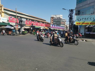 Ho Chi Minh Şehri, Vietnam - 15 Aralık 2019: Vietnam 'ın en büyük şehri olan ho chi minh şehrindeki birçok aracın yoğun sokak görüntüsü.