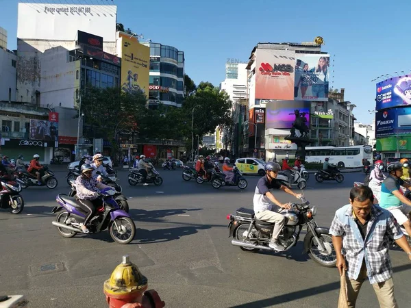 胡志明市 2019年12月15日 越南最大城市胡志明市大量车辆行驶的繁忙街道景观 — 图库照片