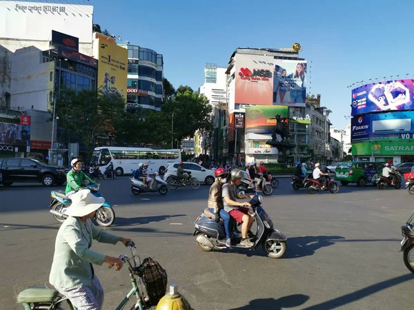 胡志明市 2019年12月15日 越南最大城市胡志明市大量车辆行驶的繁忙街道景观 — 图库照片