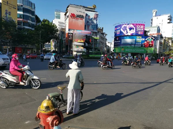 ベトナムホーチミン市 2019年12月15日 ホーチミン市での車の動きの多くの忙しい街の景色 ベトナム最大の都市 — ストック写真