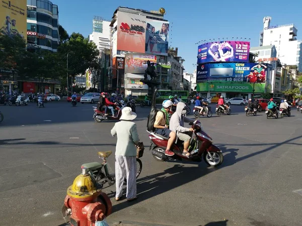 胡志明市 2019年12月15日 越南最大城市胡志明市大量车辆行驶的繁忙街道景观 — 图库照片