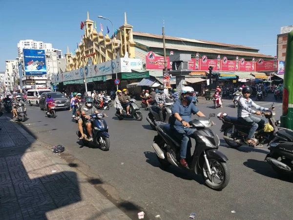 Ho Chi Minh Şehri, Vietnam - 15 Aralık 2019: Vietnam 'ın en büyük şehri olan ho chi minh şehrindeki birçok aracın yoğun sokak görüntüsü.