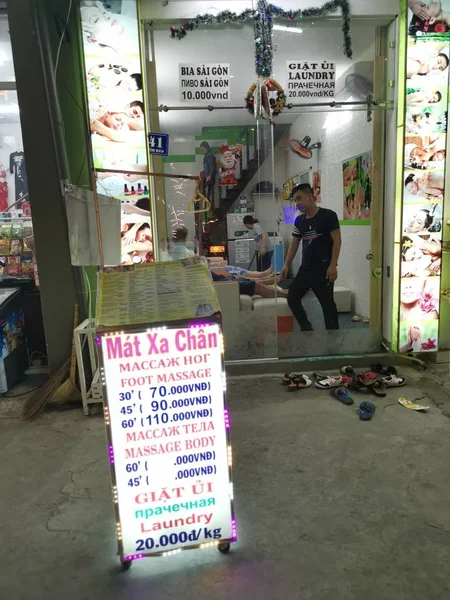 Dalat Wietnam Grudnia 2019 Scena Zatłoczonego Nocnego Targowiska Ulicznym Sprzedawcą — Zdjęcie stockowe