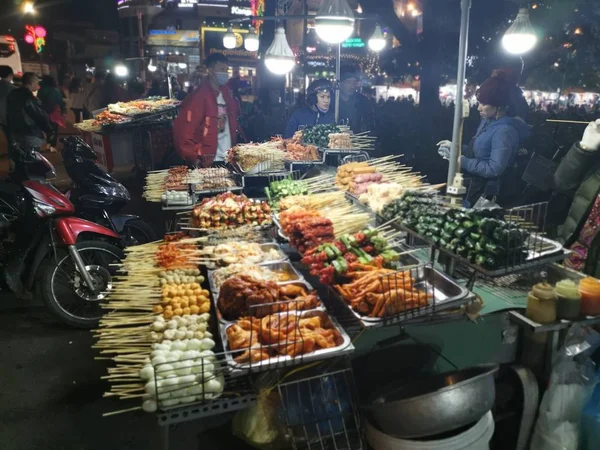 Dalat Vietnam Dicembre 2019 Scena Affollato Mercato Notturno Con Venditori — Foto Stock