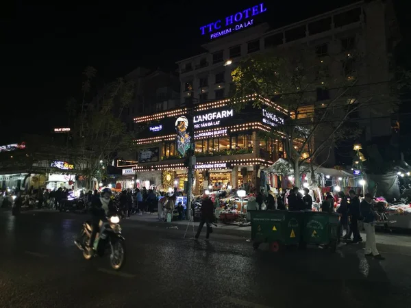 Dalat Vietnam December 2019 Scène Van Drukke Nachtmarkt Met Straatverkoper — Stockfoto