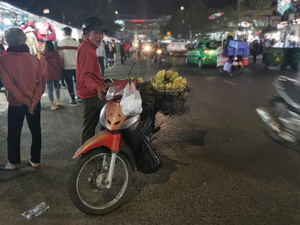 ベトナム ダラット 2019年12月12日中央ダラットナイトの歩道で製品や製品を販売している露店が立ち並ぶ混雑したナイトマーケットのシーン — ストック写真