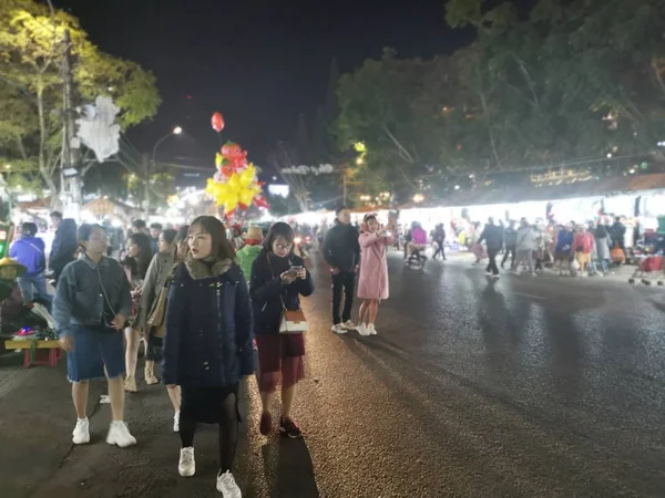 Dalat Vietnam December 2019 Scène Van Drukke Nachtmarkt Met Straatverkoper — Stockfoto