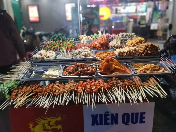 越南达拉特 2019年12月12日 繁忙的夜市挤满了街头小贩 他们在中部达拉特之夜的人行道上出售农产品和商品 — 图库照片