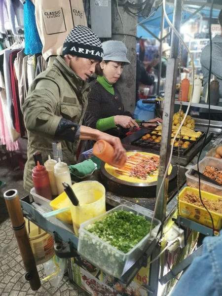 Dalat Vietnam December 2019 Scène Van Drukke Nachtmarkt Met Straatverkoper — Stockfoto