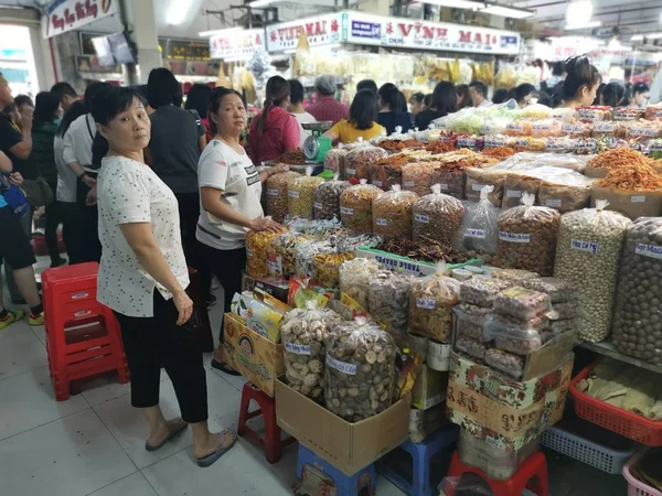 ベトナムホーチミン市 2019年12月15日 ホーチミン市のトン アップ市場内に様々なナッツ ジャンクフード ジュエリーを販売する屋台のシーンが表示され 販売されています — ストック写真