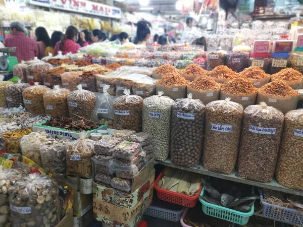 越南胡志明市 2019年12月15日 在胡志明市同陶苹果市场内展示和销售各种坚果 垃圾食品和珠宝的摊位 — 图库照片