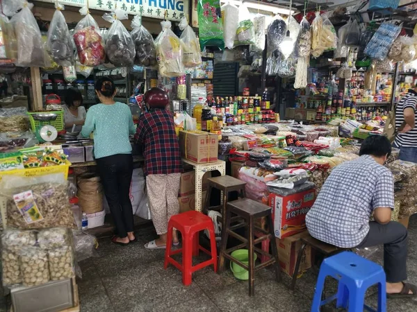 越南胡志明市 2019年12月15日 在胡志明市同陶苹果市场内展示和销售各种坚果 垃圾食品和珠宝的摊位 — 图库照片