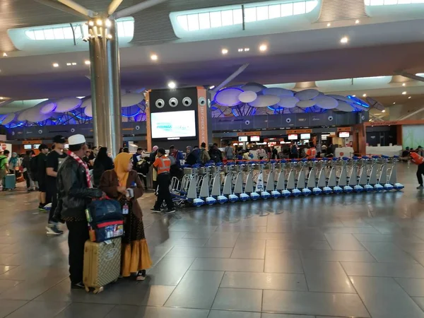 Kuala Lumpur Malásia Dezembro 2019 Cena Passageiros Pessoas Esperando Movendo — Fotografia de Stock