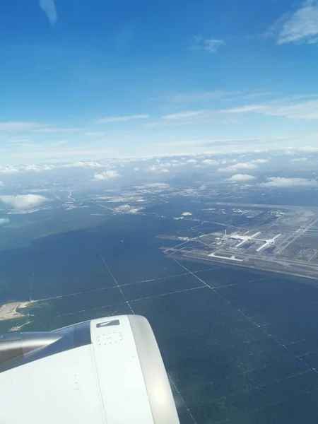 Vliegtuig Dat Naar Het Land Kijkt — Stockfoto