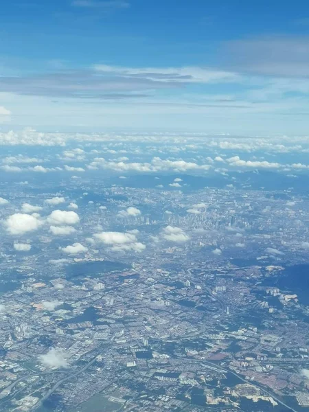 陸地を見下ろす飛行機は — ストック写真