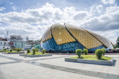 Dalat, Vietnam. 13 Aralık 2019: Dalat Lam Vien Meydanı Parkı etrafındaki cam pavyon ayçiçeği kubbesi manzarası