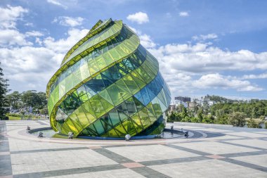 Dalat, Vietnam. 13 Aralık 2019: Dalat Lam Vien Meydanı Parkı etrafındaki cam pavyon enginar tomurcuğu manzarası