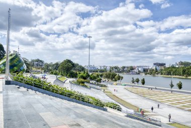 Dalat, Vietnam. 13 Aralık 2019: Dalat Lam Vien Meydanı Parkı etrafındaki cam pavyon enginar tomurcuğu manzarası