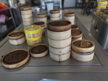 Çinli bambo çatal bıçak yaptı.